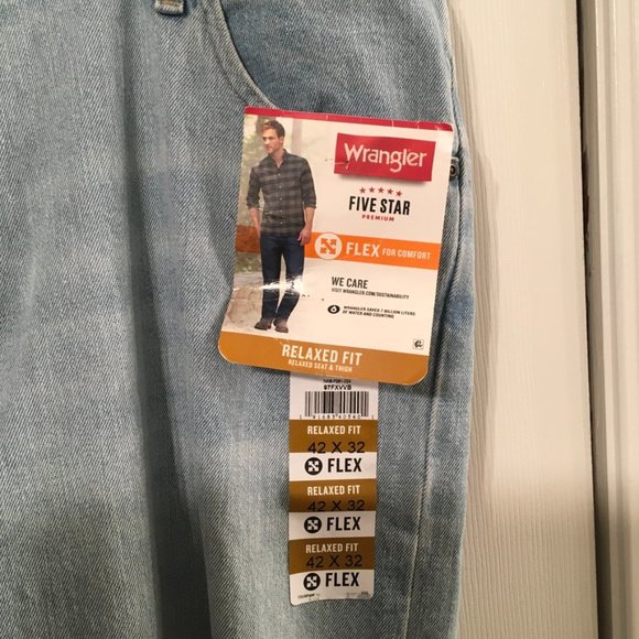 Men's Wrangler Relaxed Fit Denim Jeans - Picture 2 of 7